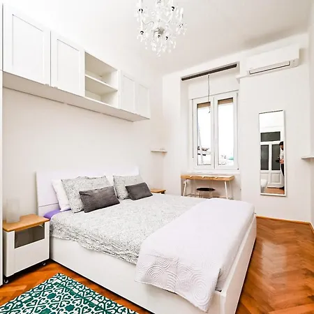 '2r' Center Holidays And Workstays Apartmán Rijeka