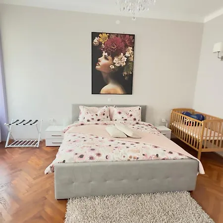 '2r' Center Holidays And Workstays Apartmán *